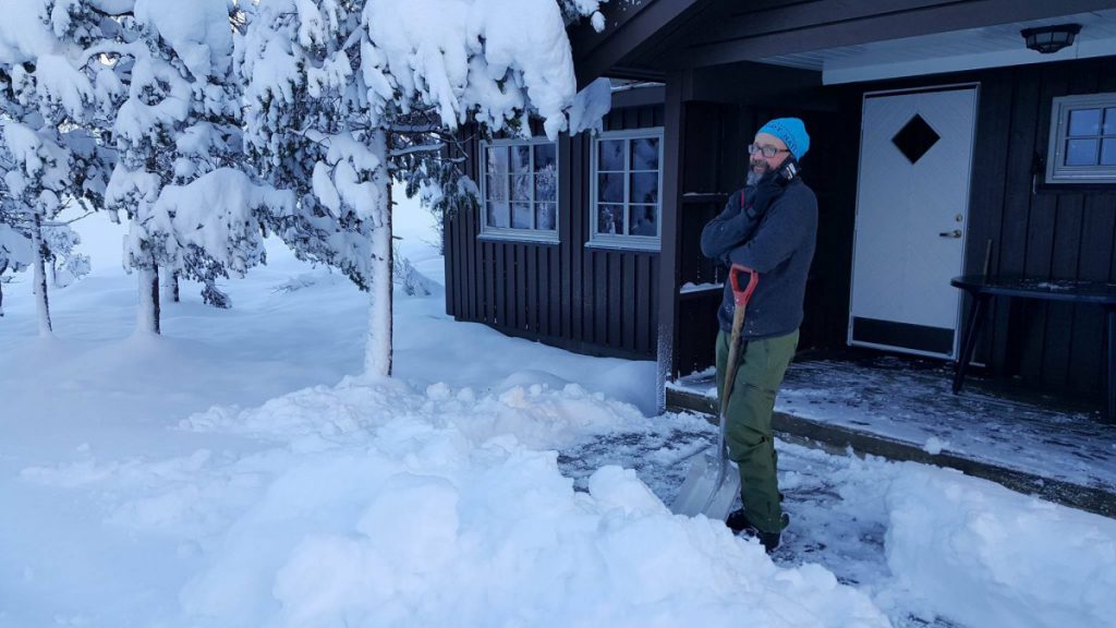 Vaktmesteren tar en pause i snømåkinga for å prate med eldstemann